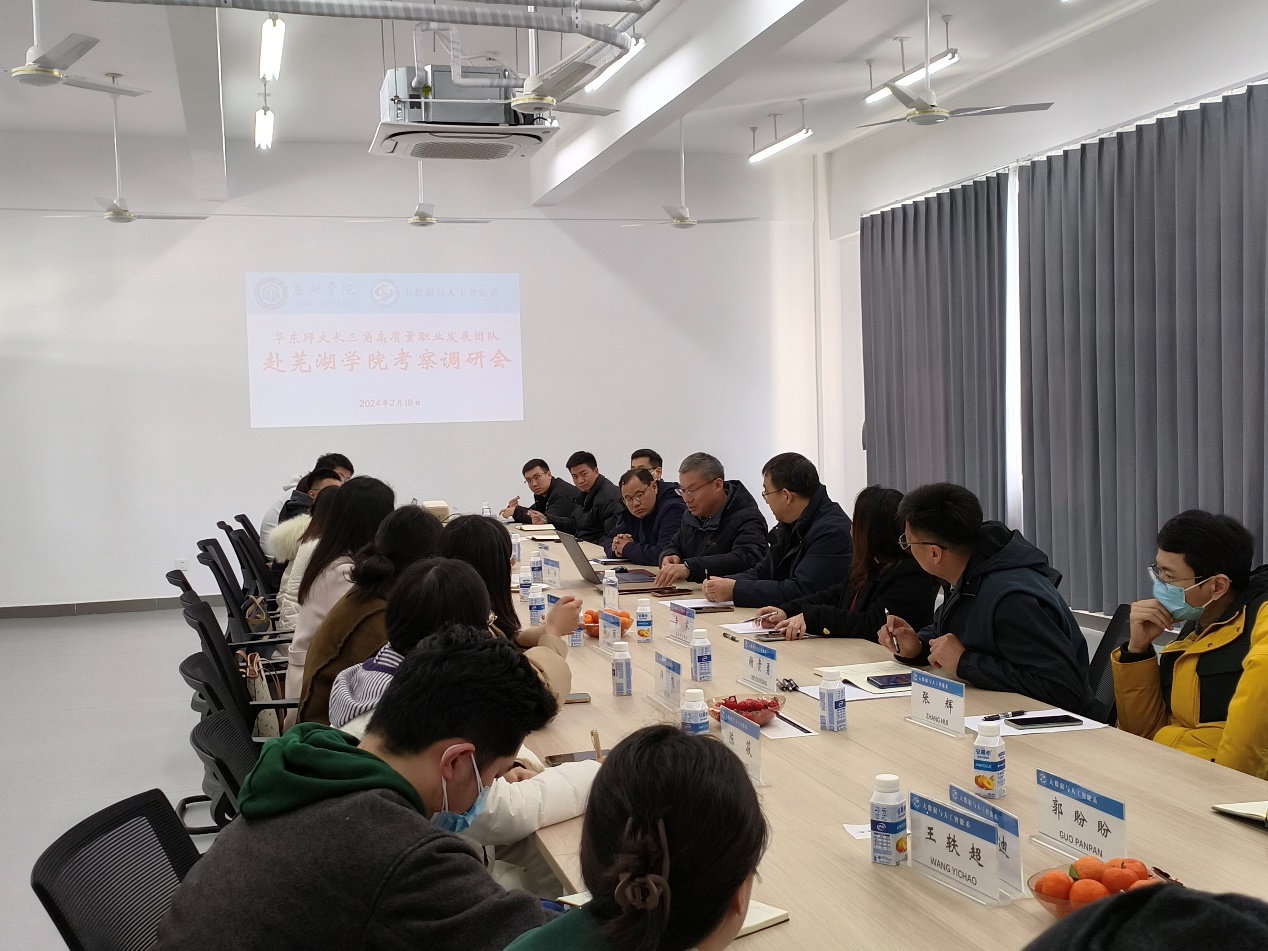 会议室里的人们描述已自动生成