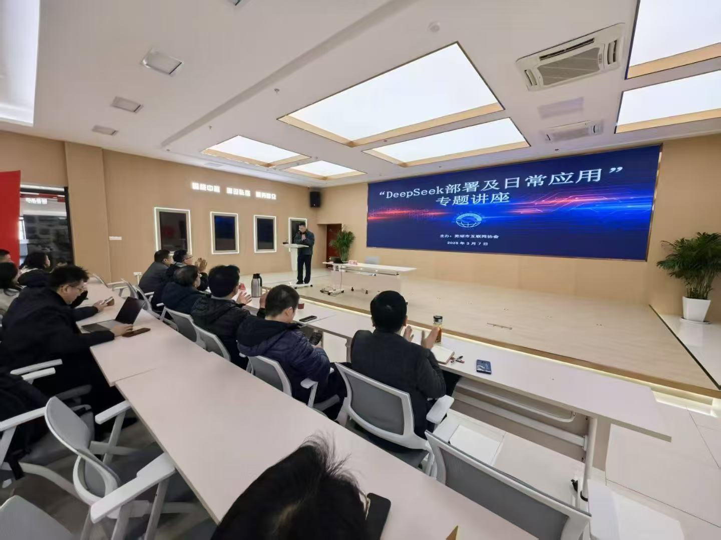 1741768850599886.jpg dp.jpg