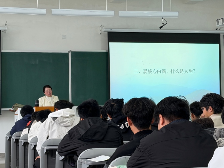 1762308375304524.jpg 李斐斐老师讲思政课01-修改尺寸版.jpg